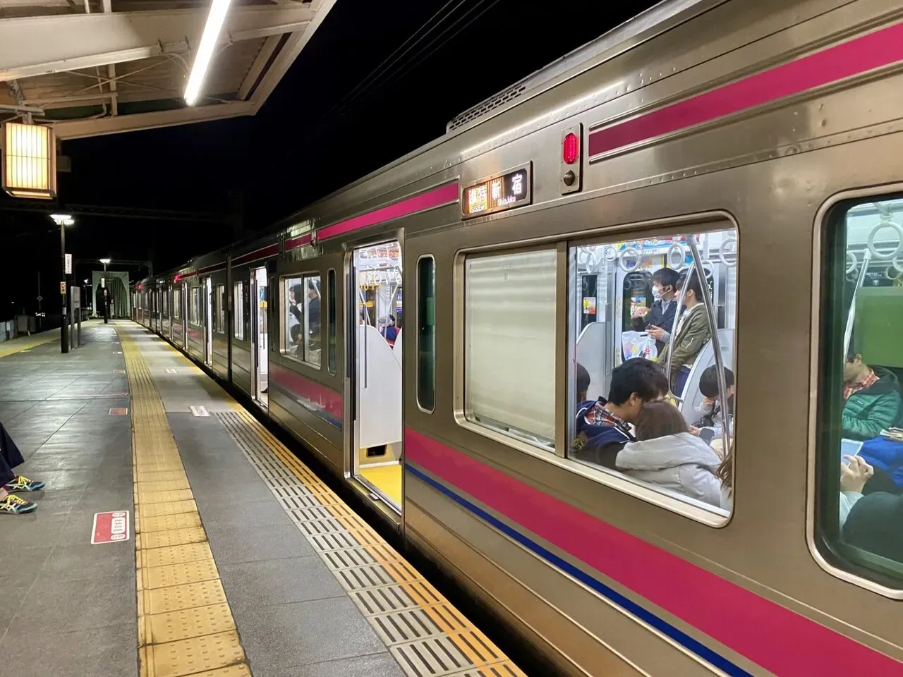 着替えはないのでそのまま帰路へ。汗で濡れているから立ちっぱなしで。