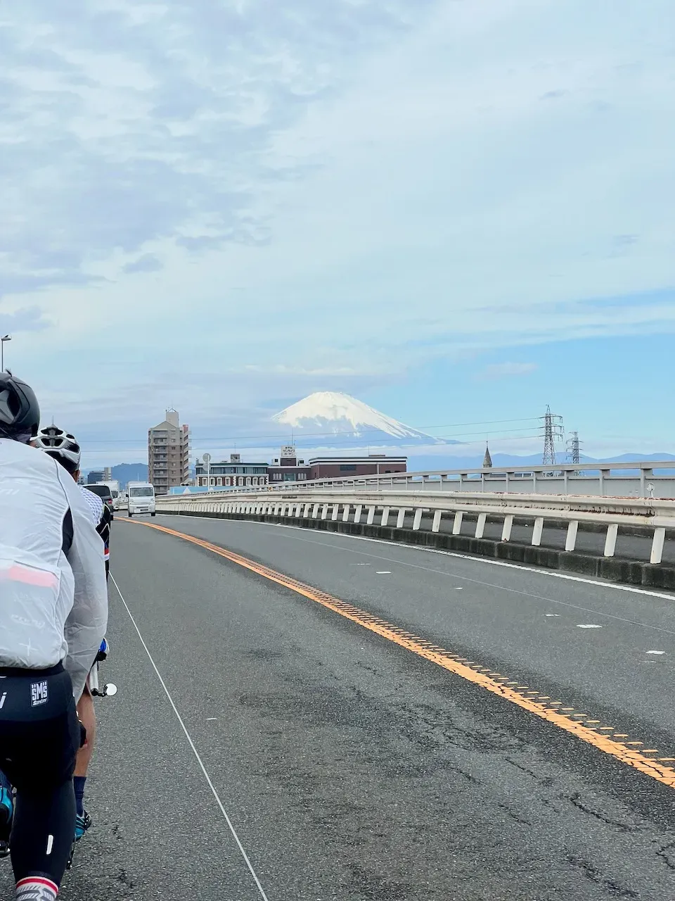 藤沢方面へ向かう道路から見える冠雪した富士山