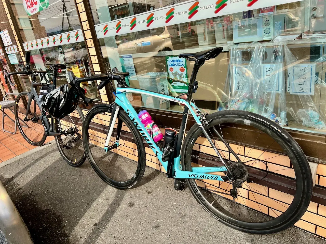 コンビニ前に停めたS-Works Tarmac