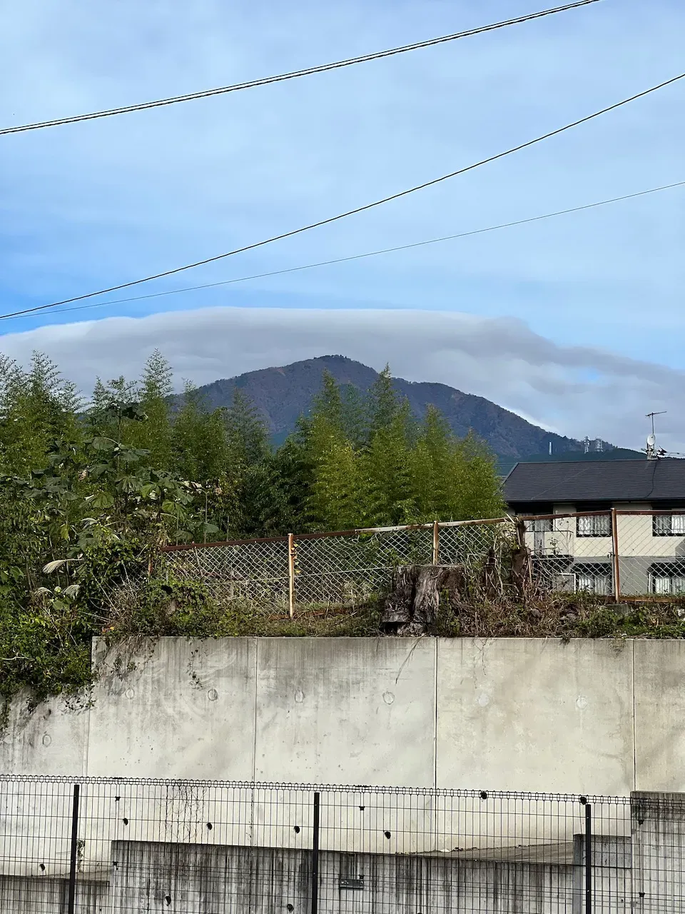 秦野方面の山並み、雲がかかった丹沢の山々