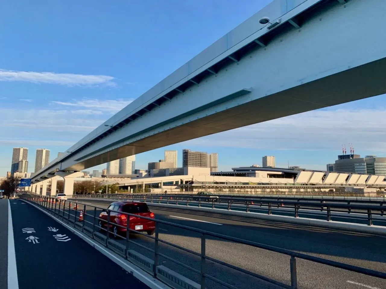 豊洲市場の青果部門。外からでは何が何だかわからない。