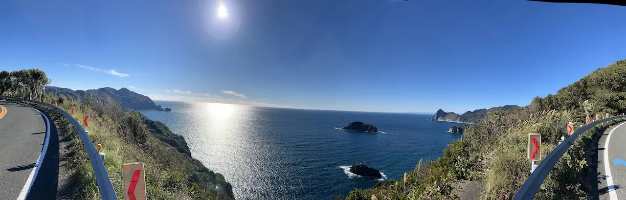 海岸線パノラマ、太陽が海に反射する絶景ロード