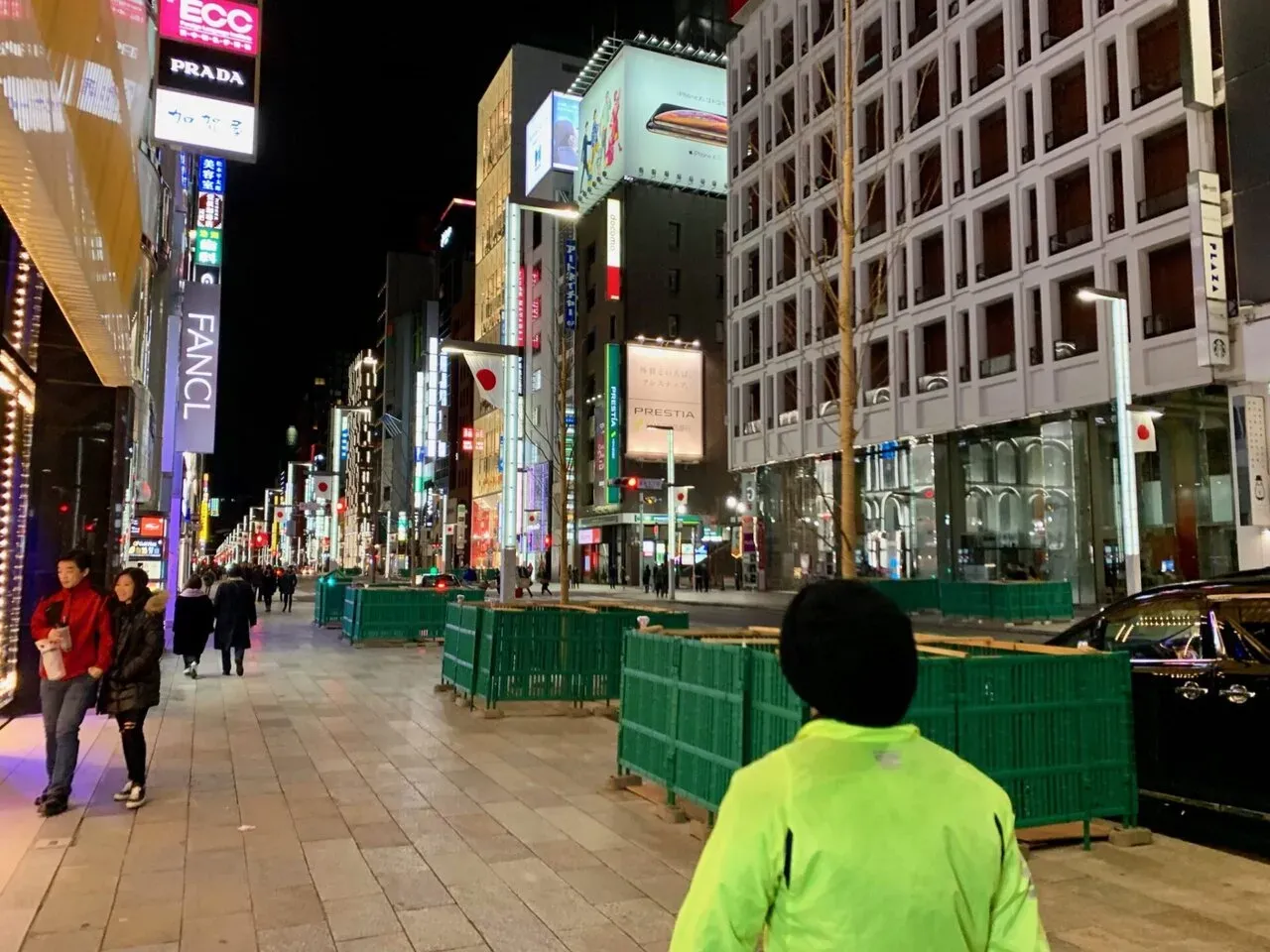 銀座は深夜でも明るい