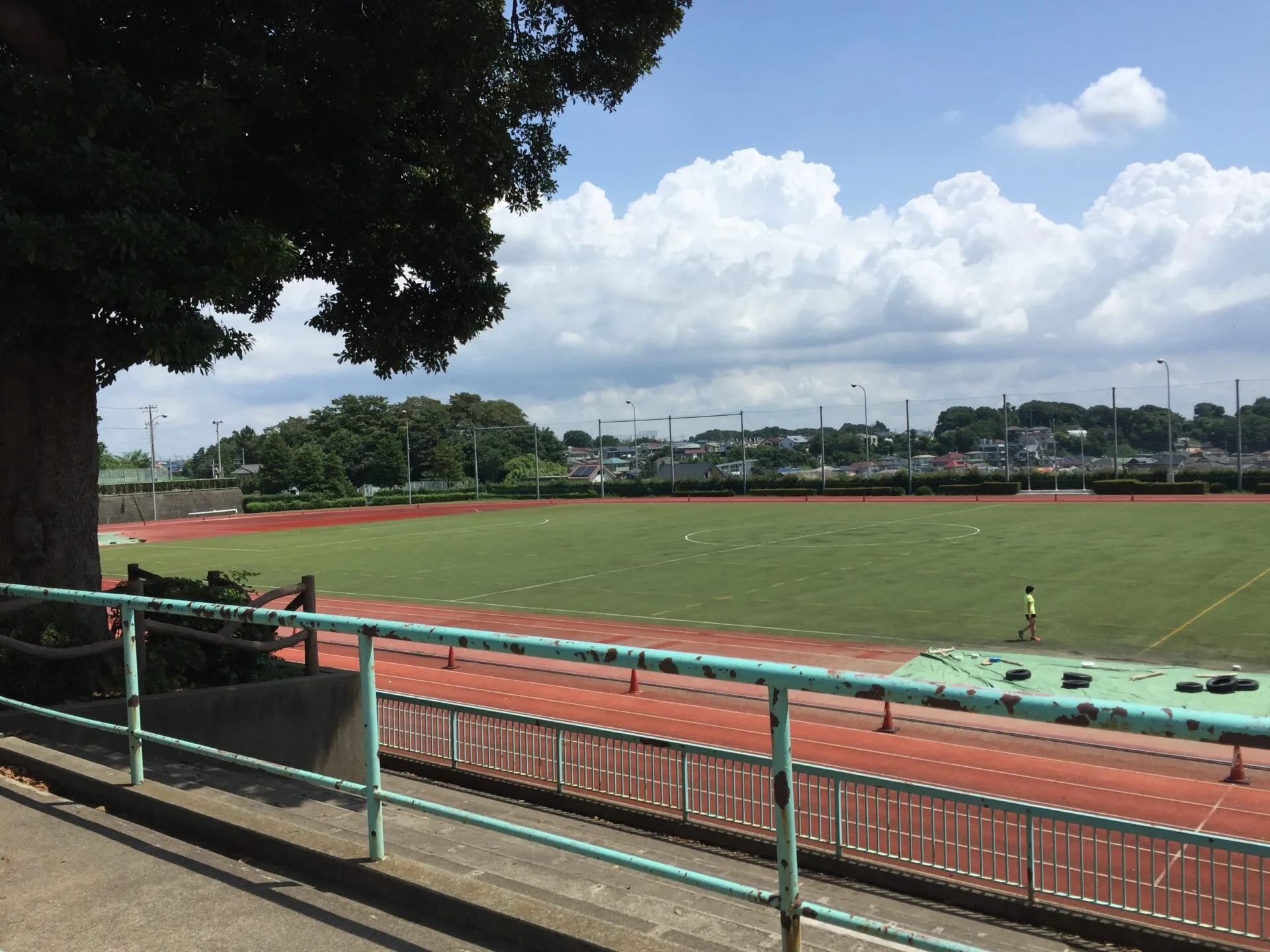 陸上トラックでトレーニングx2