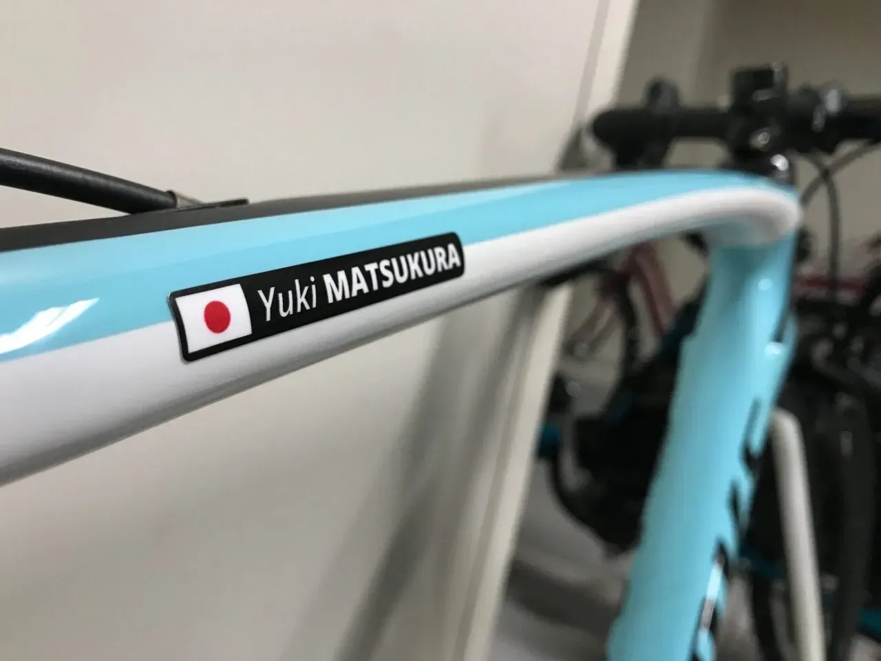 トップチューブに貼った様子