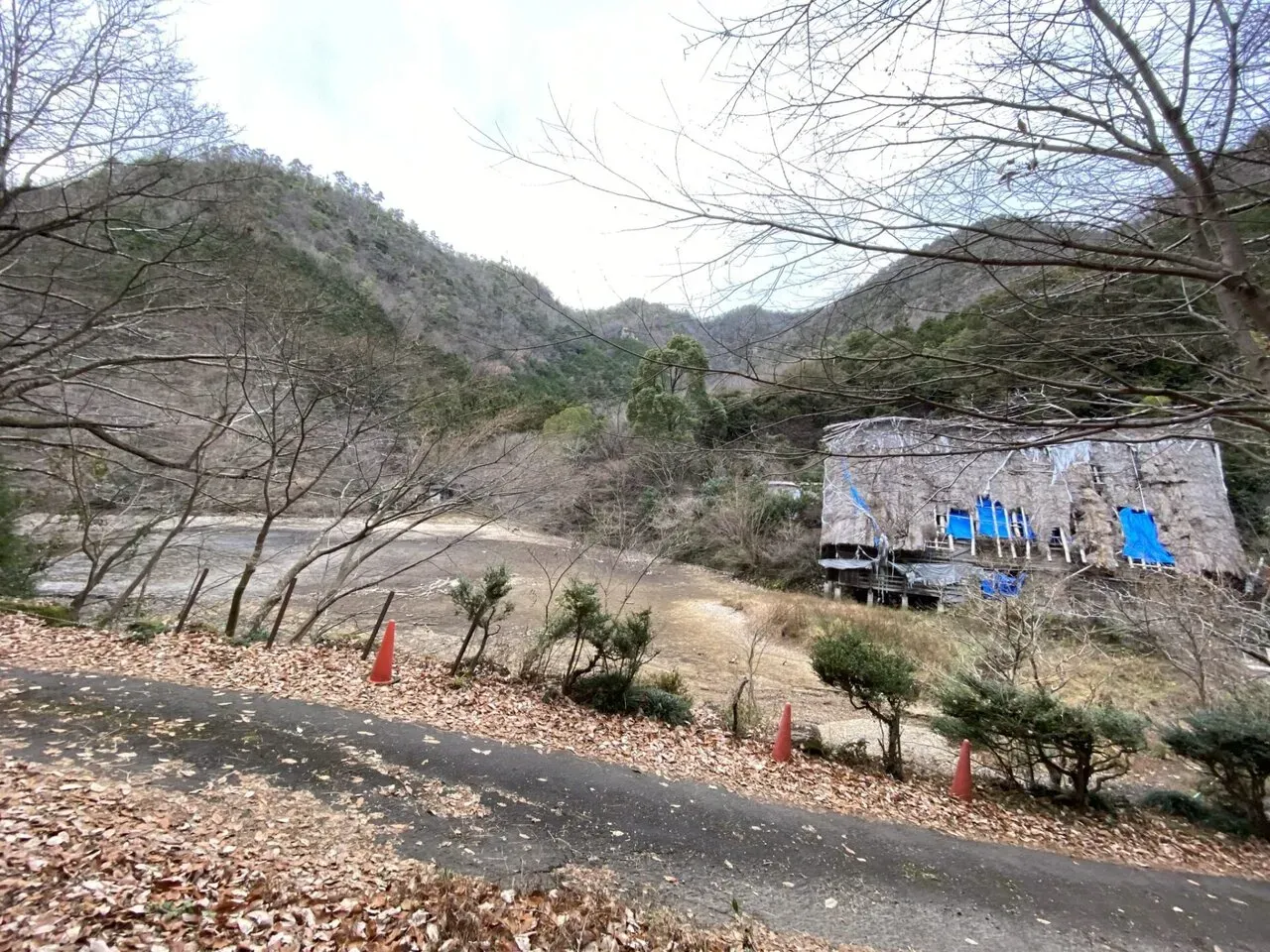 百々ヶ峰の方へ。携帯の電波が入りません。汚い池と崩壊した家