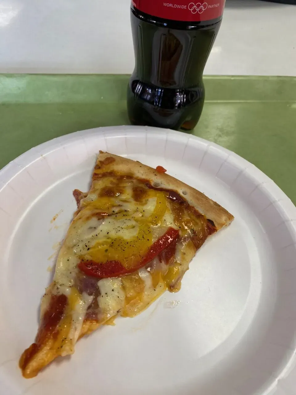 ゴール後にバナナを2本食べたのに食欲だけはあるので、ピザを食べる。