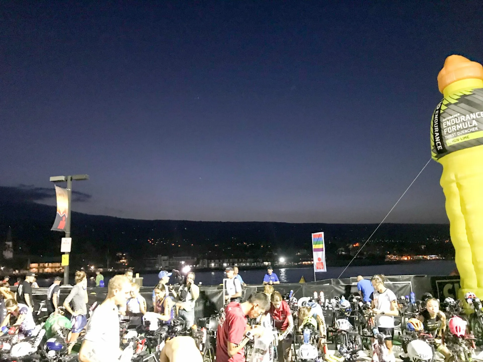 レース当日早朝のトランジションエリア