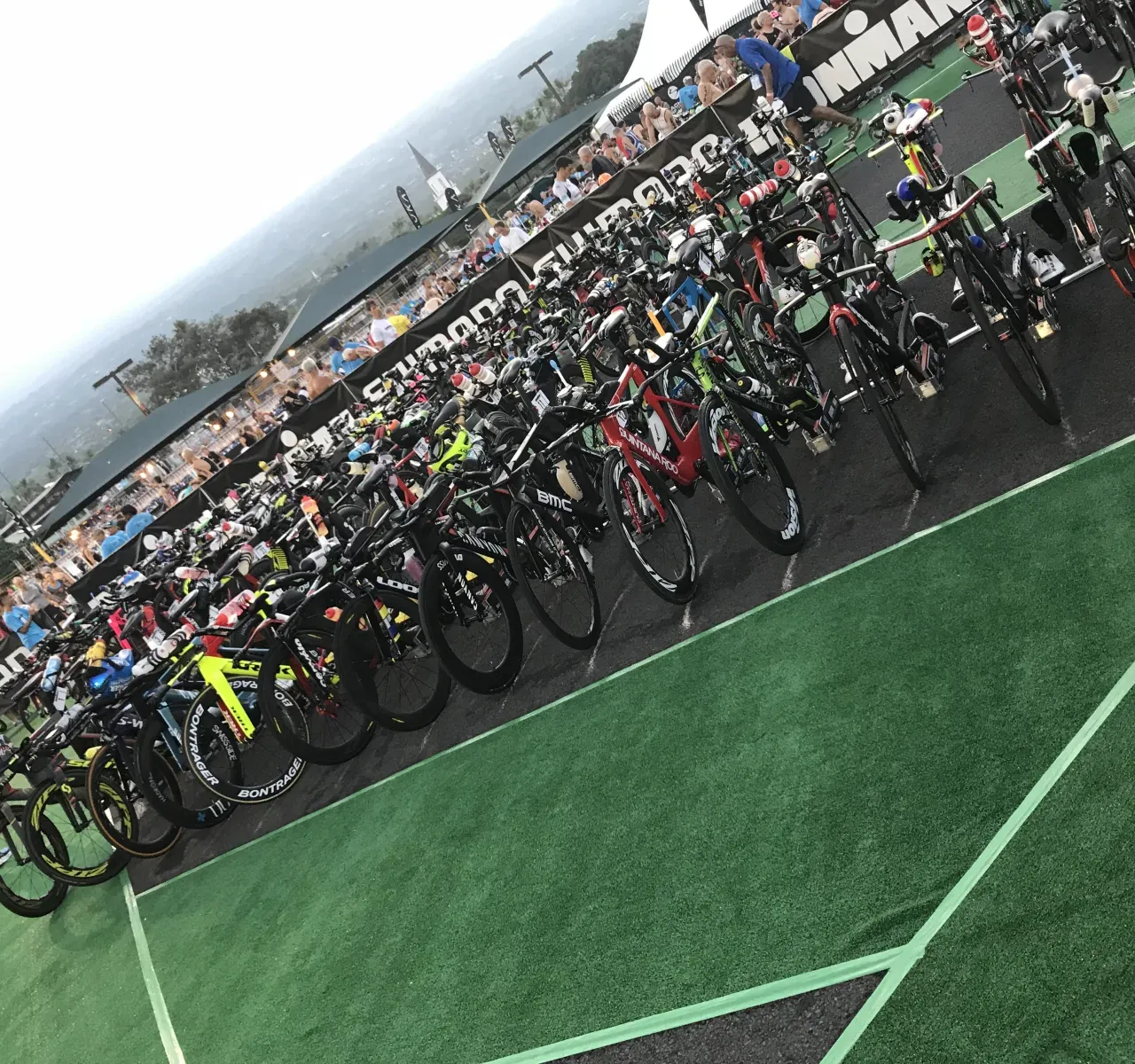 IRONMAN世界選手権コナのトランジションエリア。これだけのバイクの中から自分の1台を探し当てるのは、見た目以上に骨が折れる