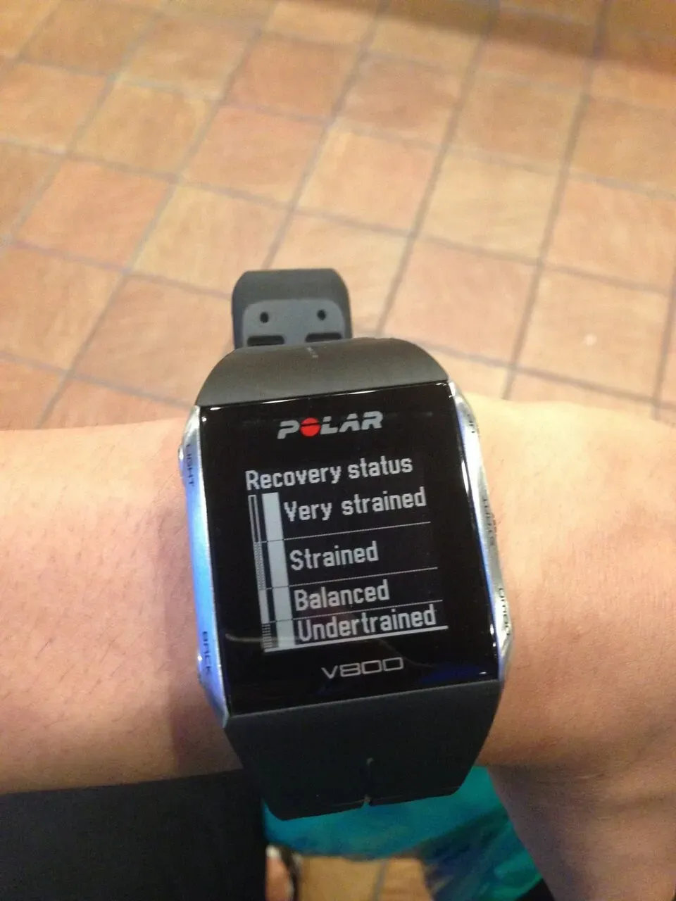 V800のリカバリーステータス表示（Very strained〜Undertrainedの段階表示）