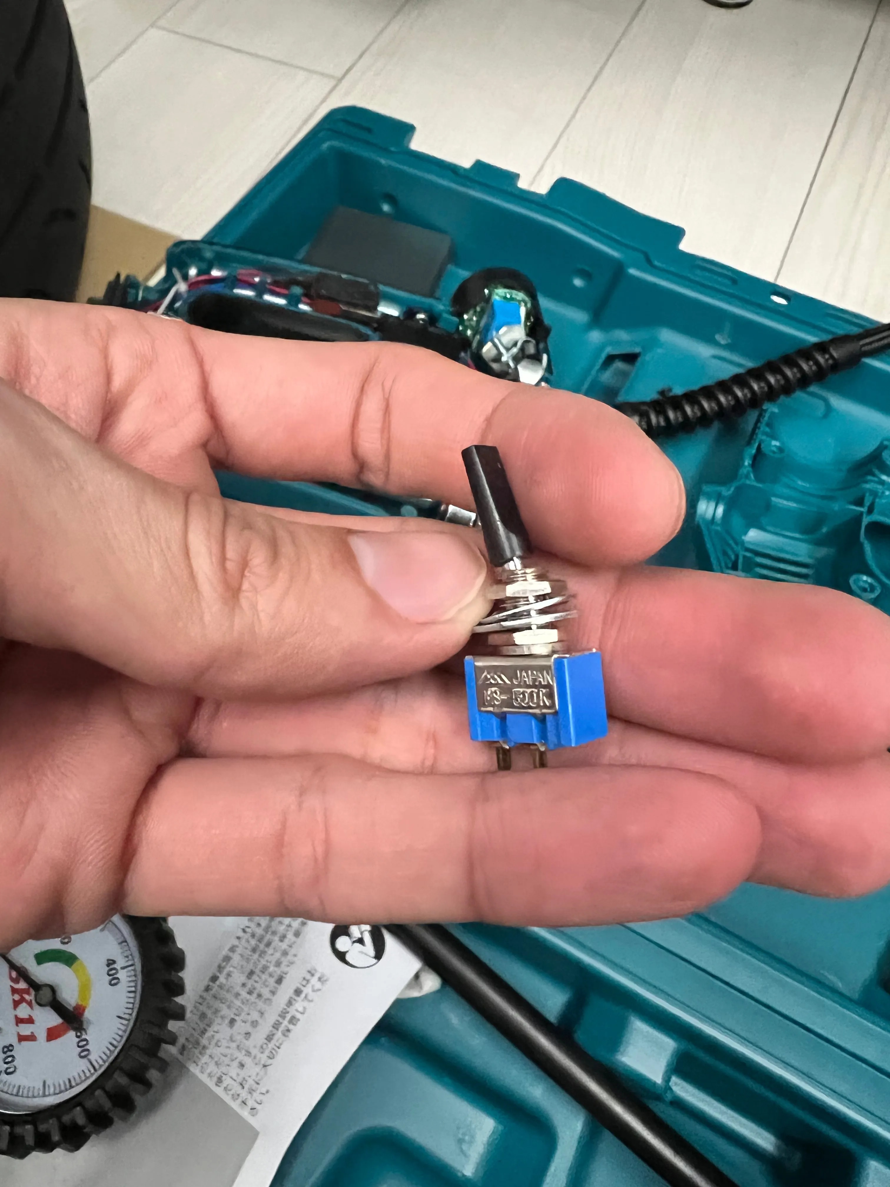 マキタの充電式空気入れを改造【ボタンを押さなくてOK】