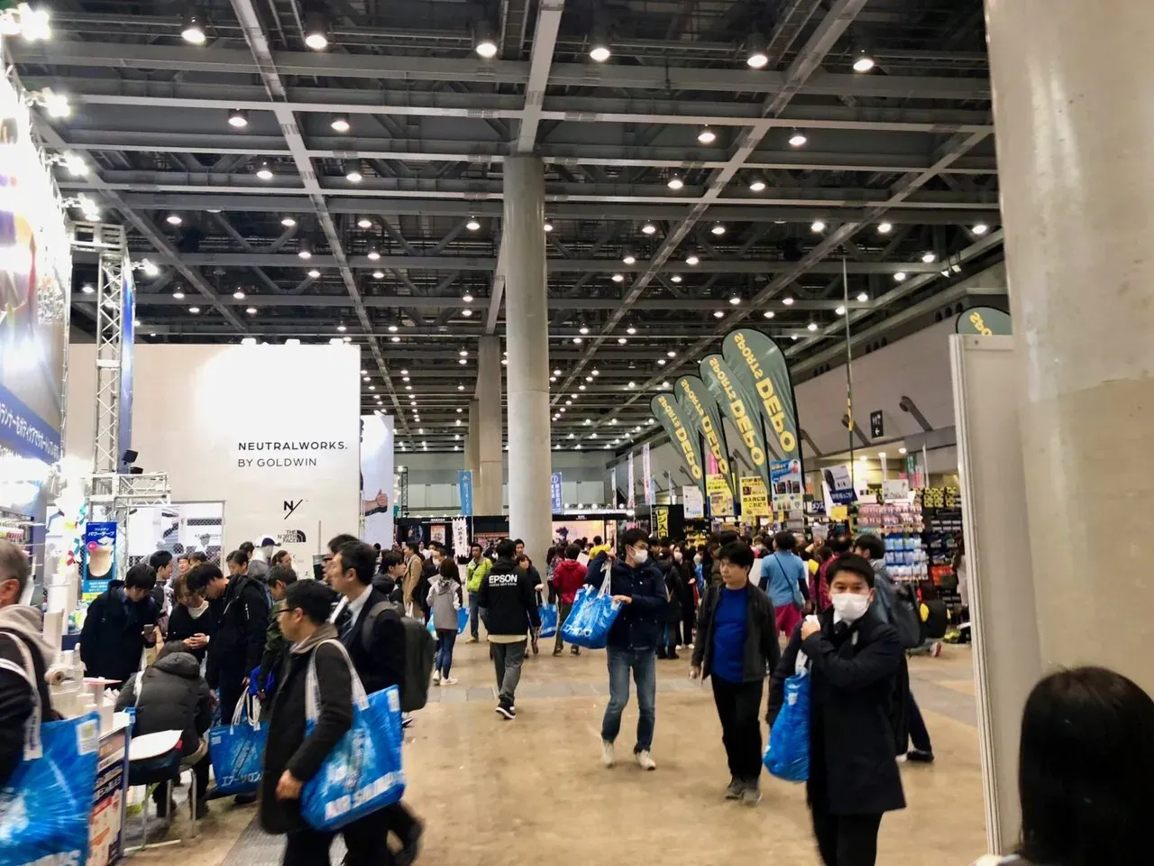 出場者の青い袋