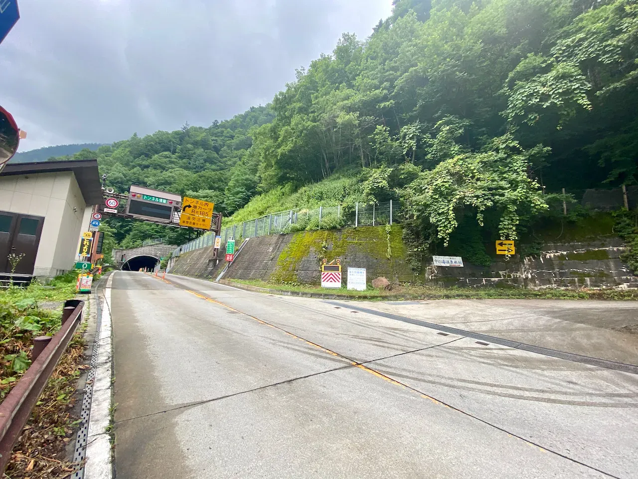 上高地に入る釜トンネルの入口から100mぐらい上に行ったあたりが入り口です！