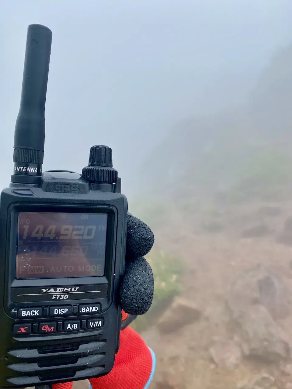 全然飛ばないみたい。聞こえないし。尾根の上のはずなのですが。