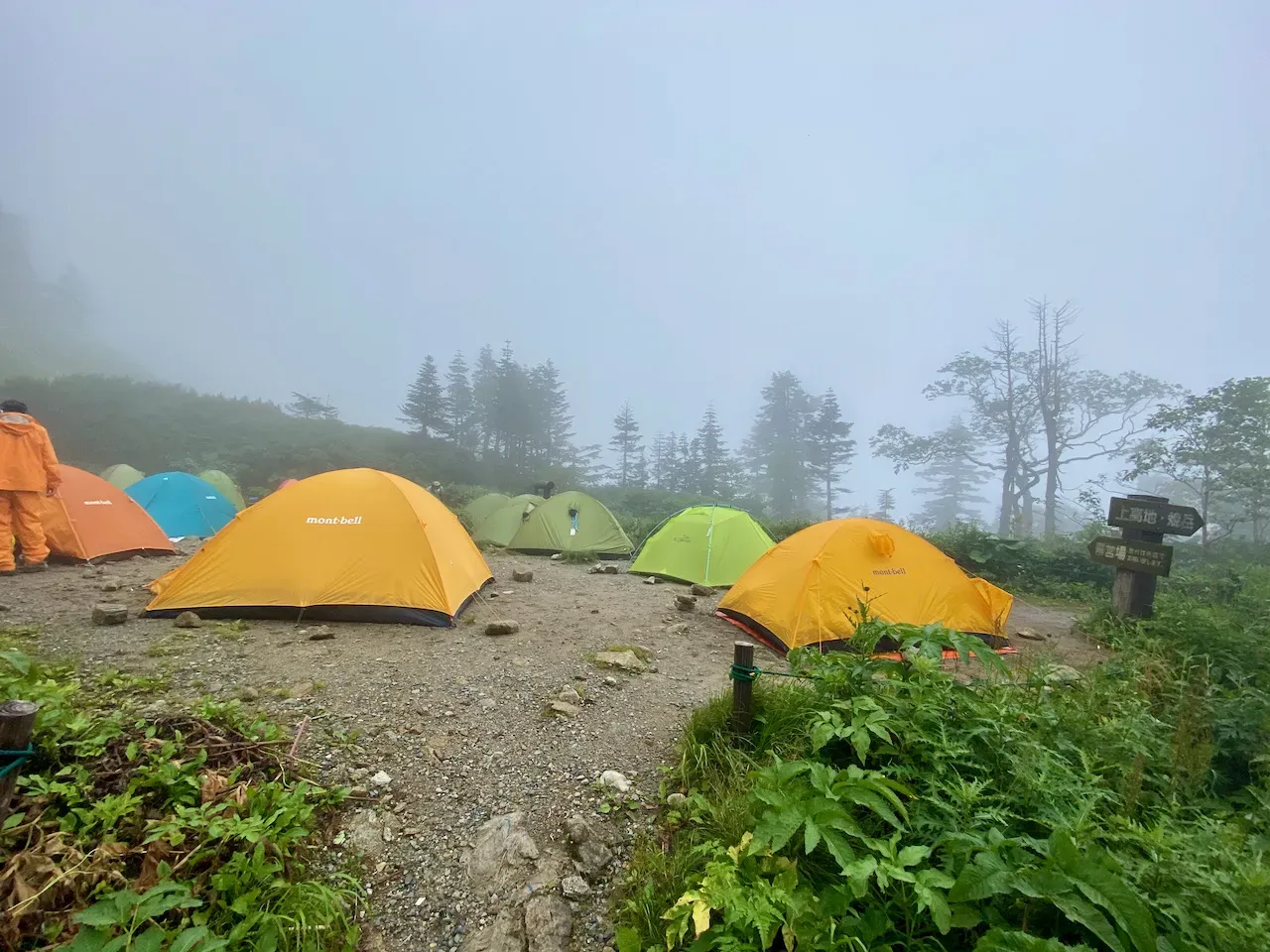 テント泊している人たち多数