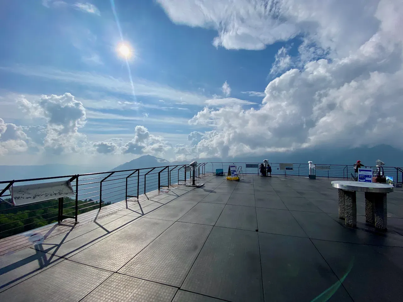 雲が流れているから晴れそうだけど、同じところで雲ができていくから晴れそうで晴れない