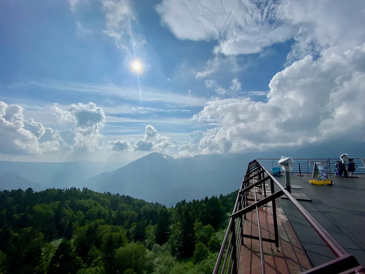下山のロープウェイを待っていると、雲が晴れてきた！