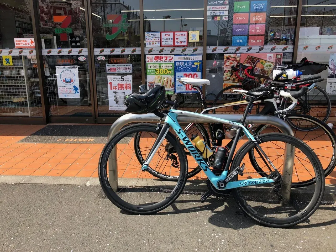コンビニ休憩中のS-Works Tarmac