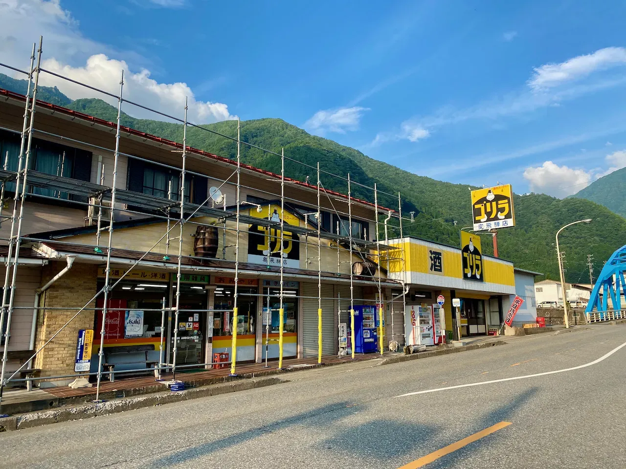 近くの唯一のコンビニ的なもの。エリア的には奥飛騨になるんですなー。超山奥です。超山奥なのにこんなに栄えているのには理由があって、温泉の泉質が良いです。焼岳から硫黄が噴出しているのに関連して、温泉は硫黄泉です。