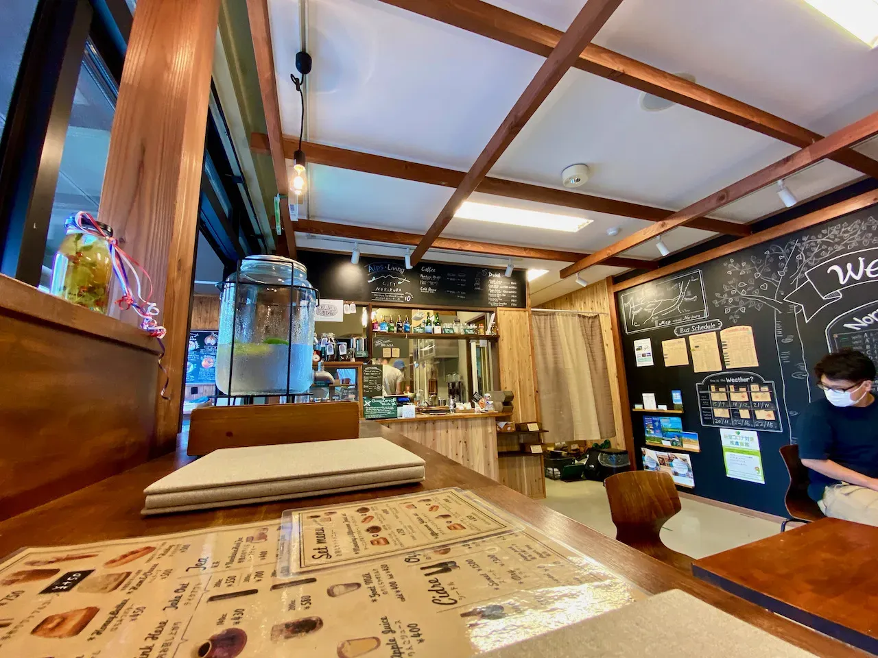 暇なのでバス停付近のカフェへ