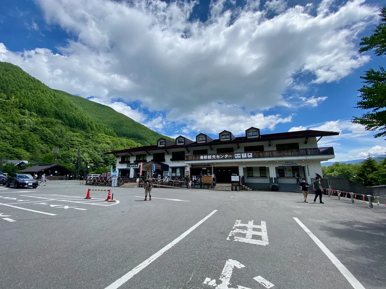 バスターミナルの建物