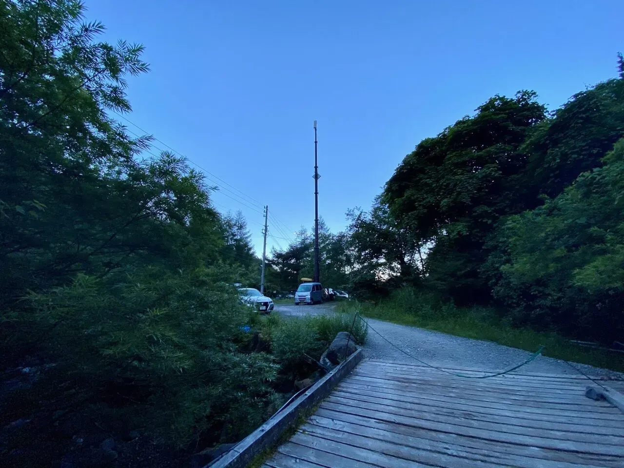 砂利道もOKならここまで車で入れるみたい。