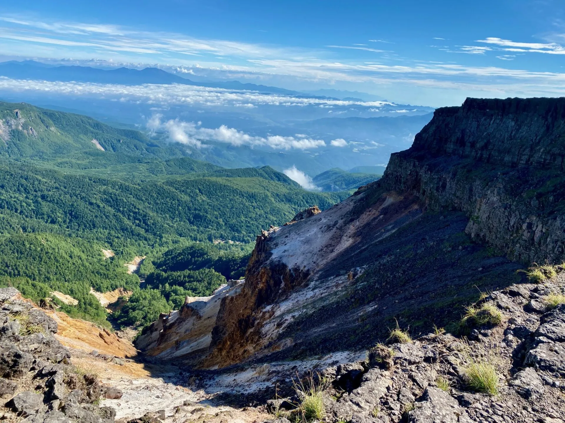 硫黄岳の火口跡、緑の谷と雲