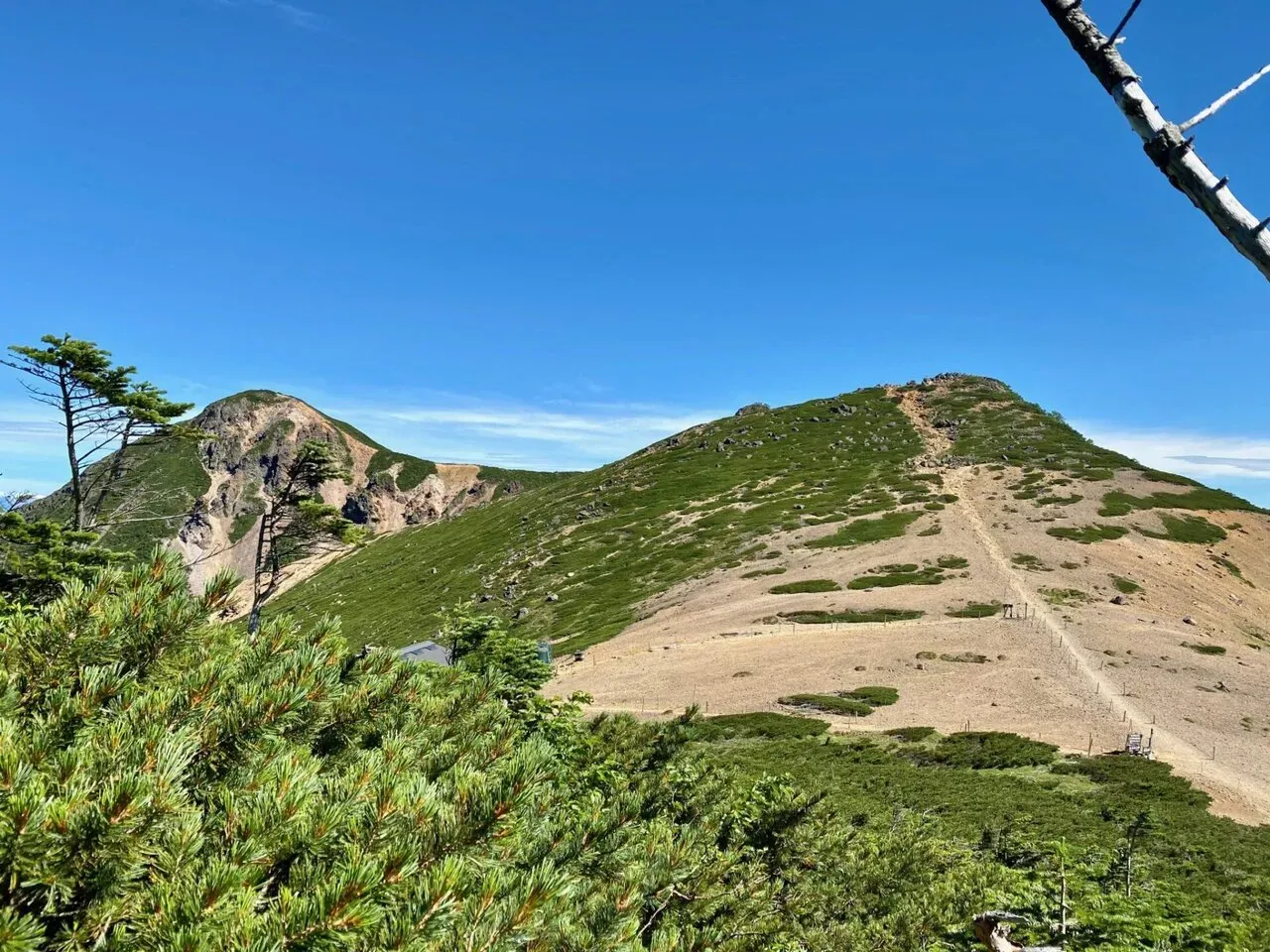 2山超えた先が天狗岳。右の山の奥に東天狗岳があります。