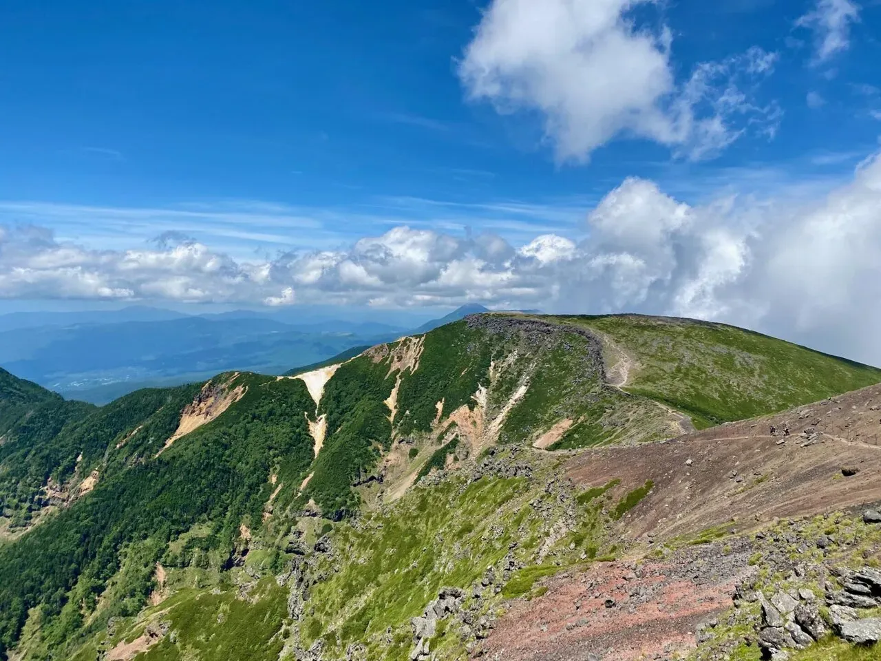 赤岳に近づくと土が赤いです