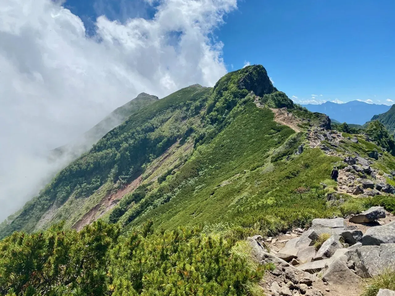 岩場が多くなってきてペースダウン