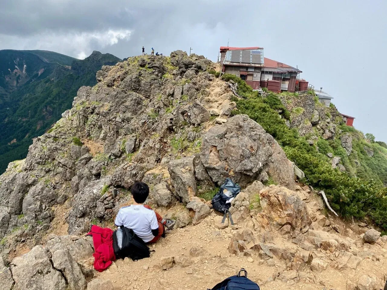 どうしてこんなところに小屋を建てるのか不思議。すごいなぁ。