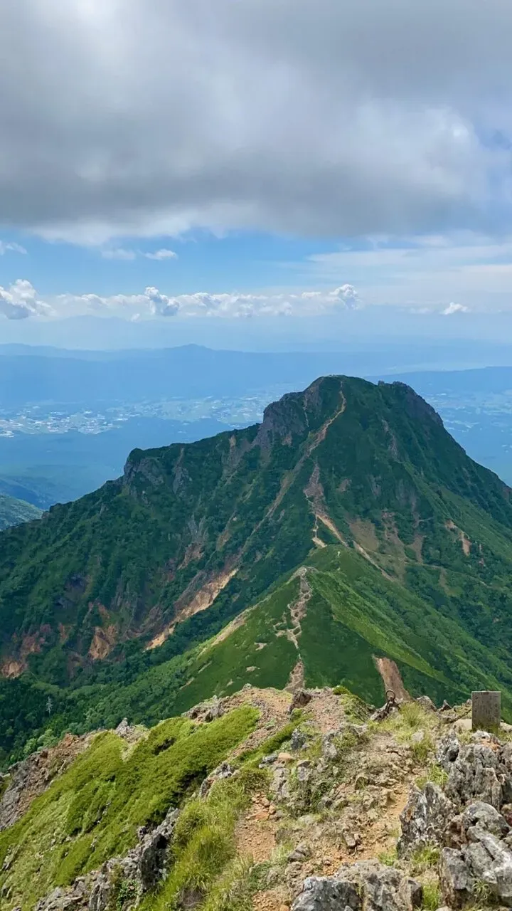 阿弥陀岳へ。まっすぐ道っぽく見えますが、すぐ目の前は崖なので左から回り込みます。