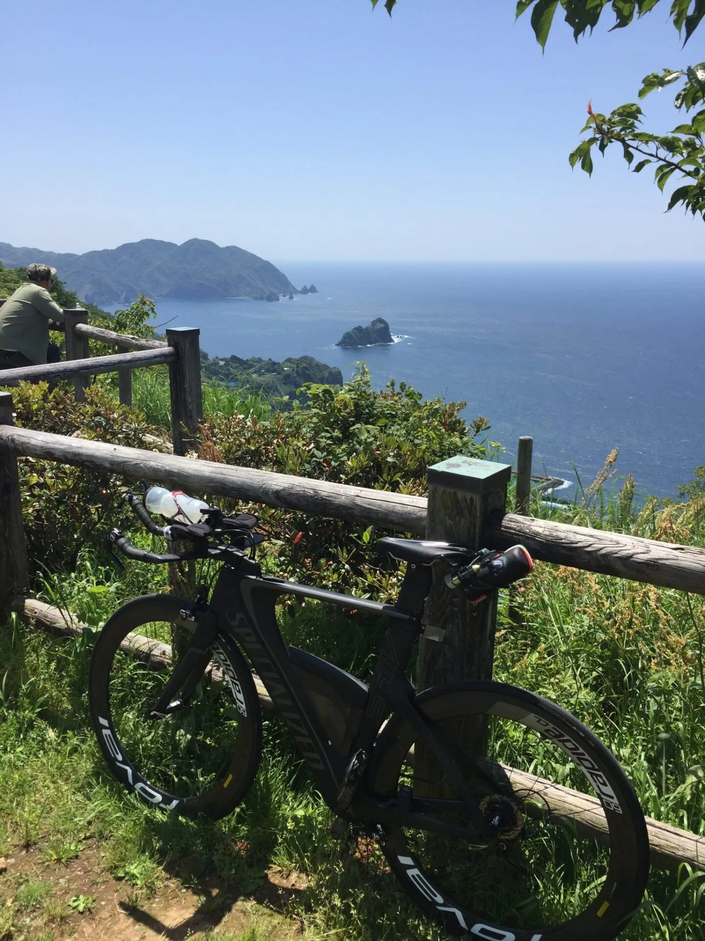 展望台からTTバイクと海岸線を望む