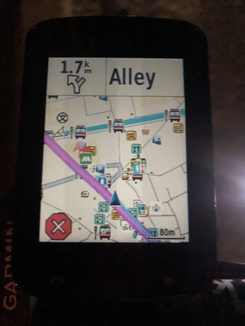 夜間のナビゲーション画面 - 1.7km先の分岐を案内中