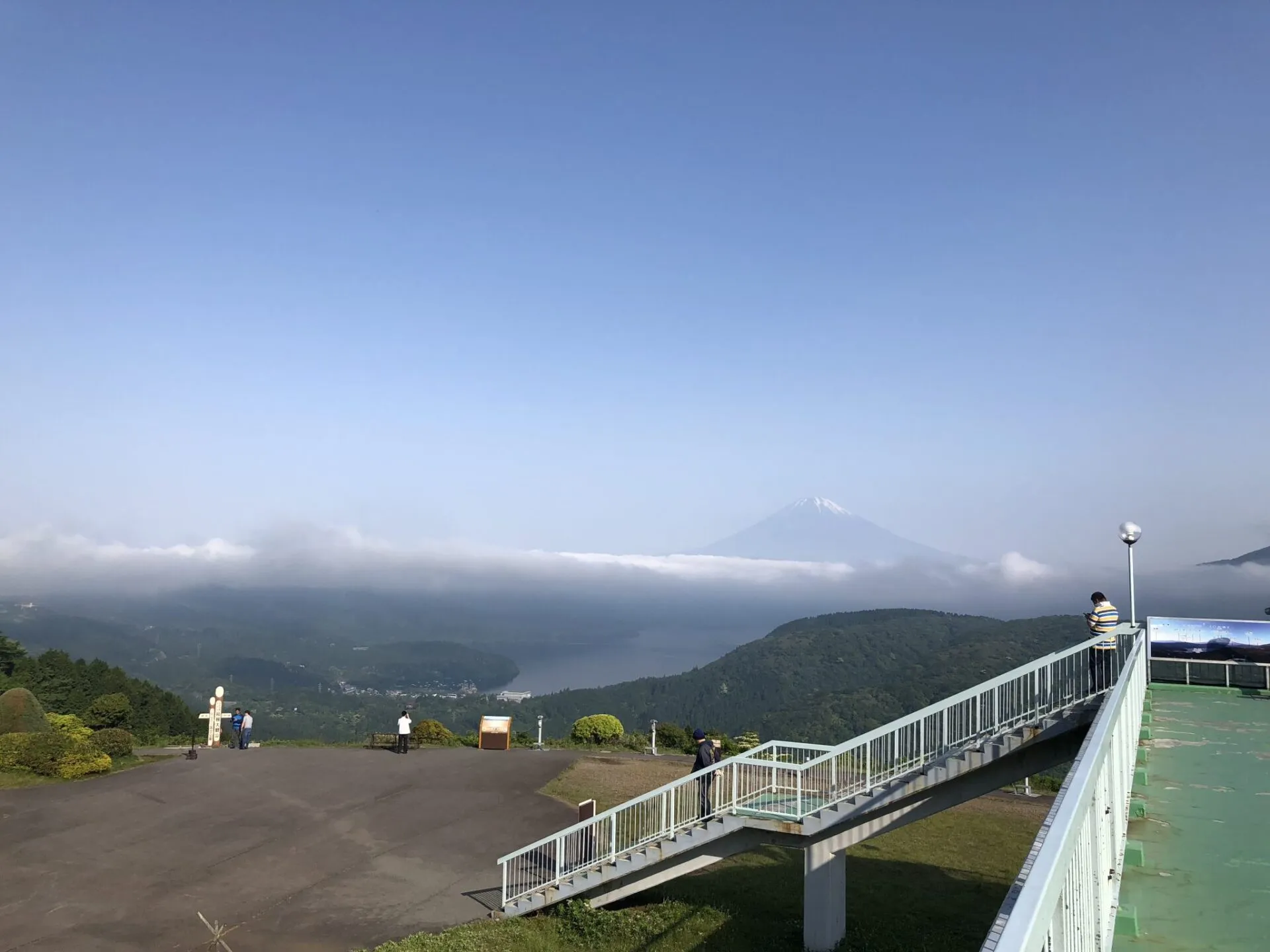 芦ノ湖越しに望む雪化粧の富士山