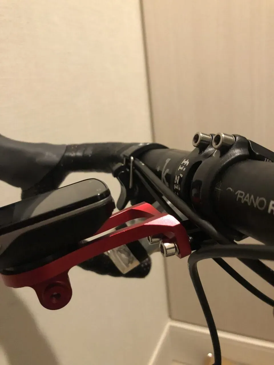 ステムに取り付けたGarmin Edge 820J - 赤いアルミ製フロントマウント