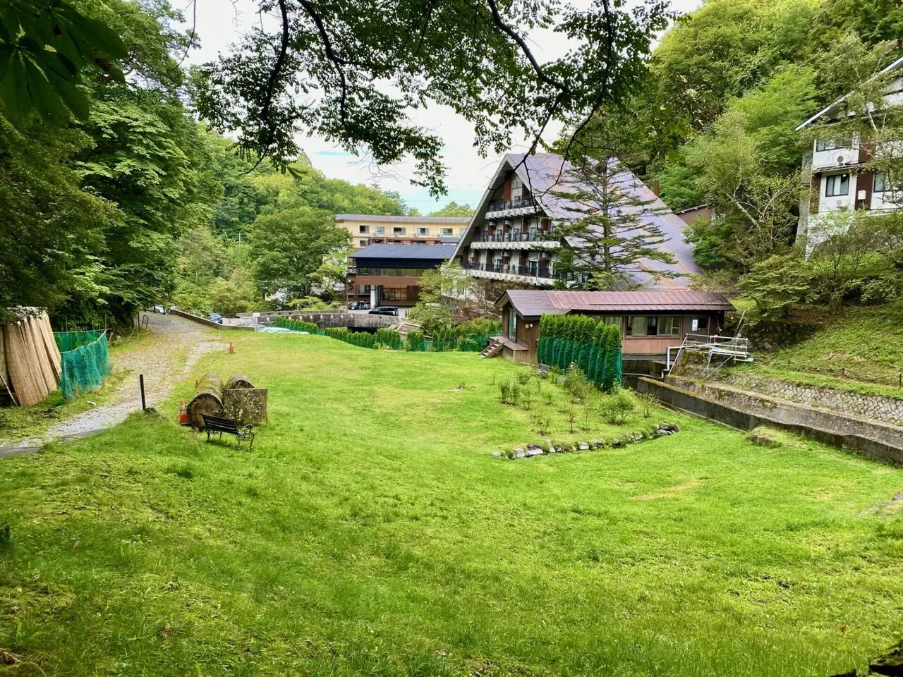 道を間違えた。あの橋を渡ってホテルの脇から入山する