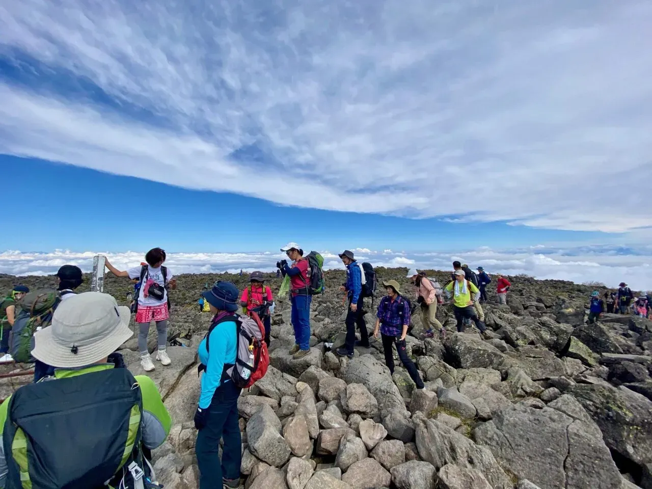 山頂。記念撮影の行列。