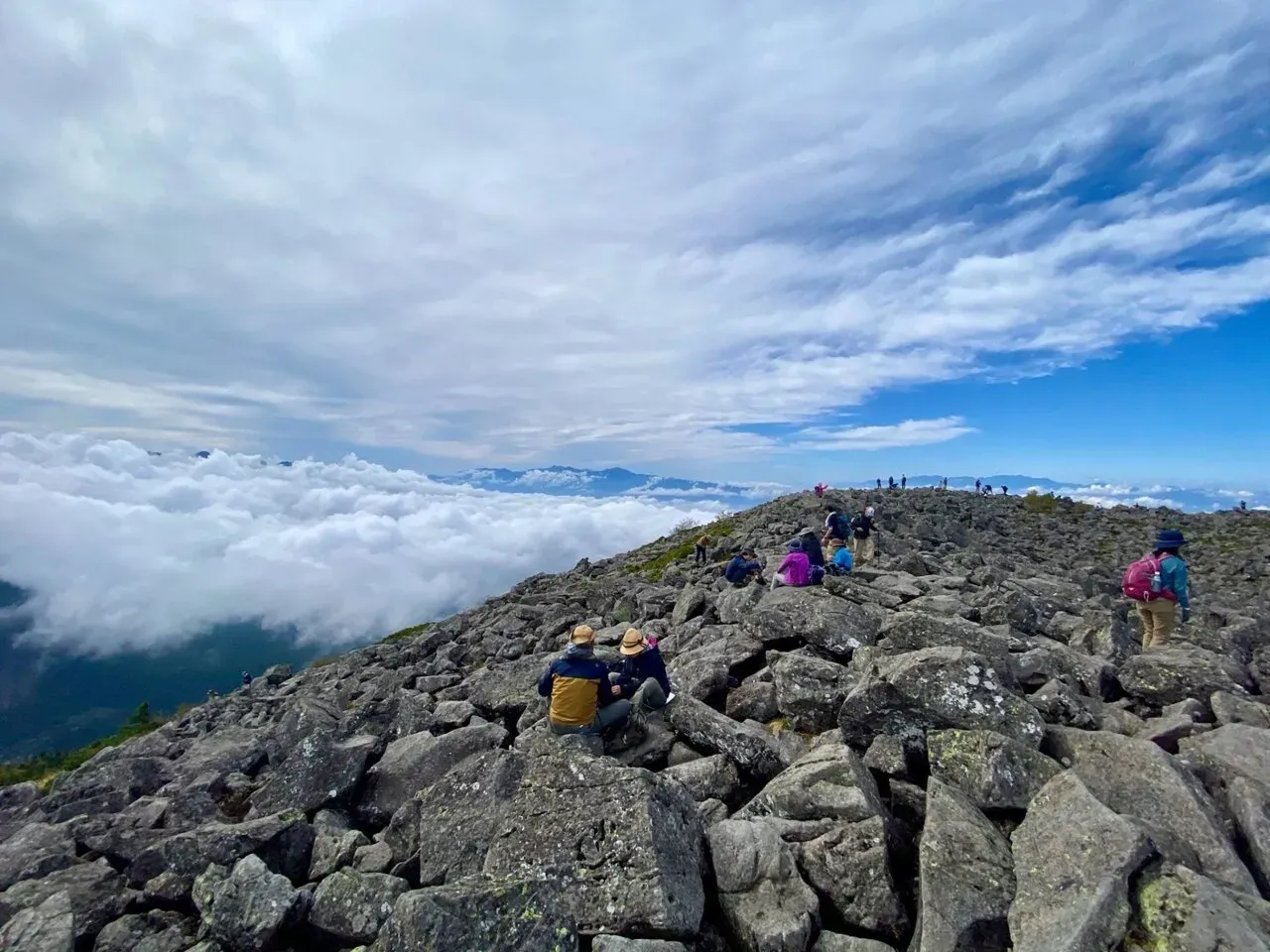 山頂は広い！寒い！