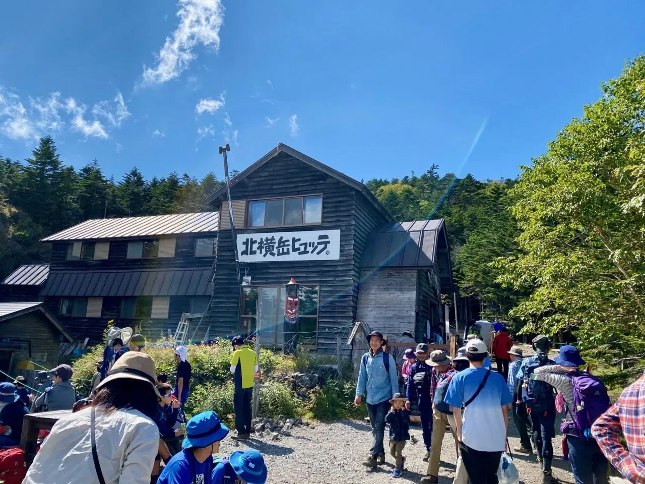 ロープウェイからすぐ来られるので賑わってる