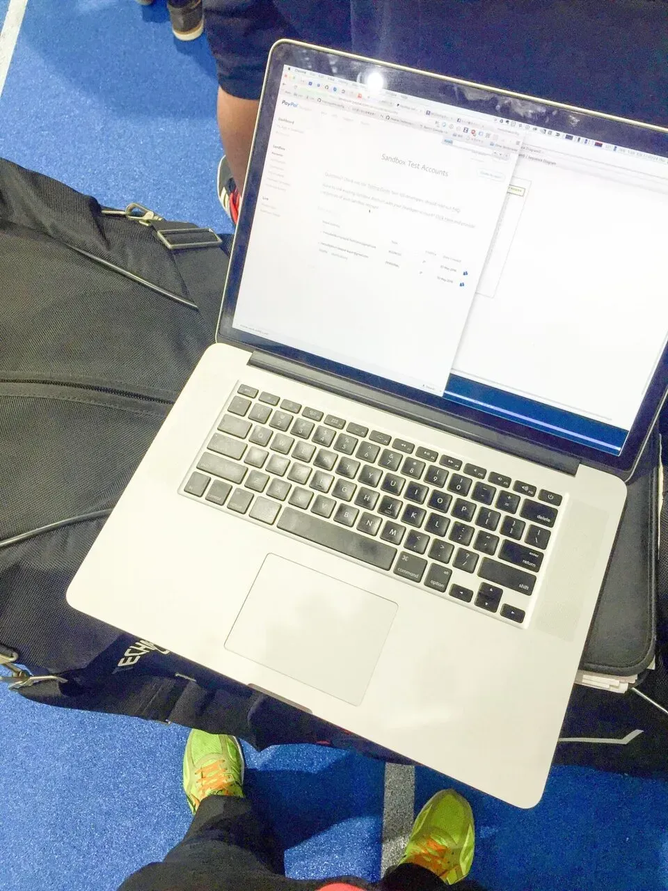 チェックインを待ちながら、仕事。所用があり、PCを持って行く羽目に。。。。荷物が重い！