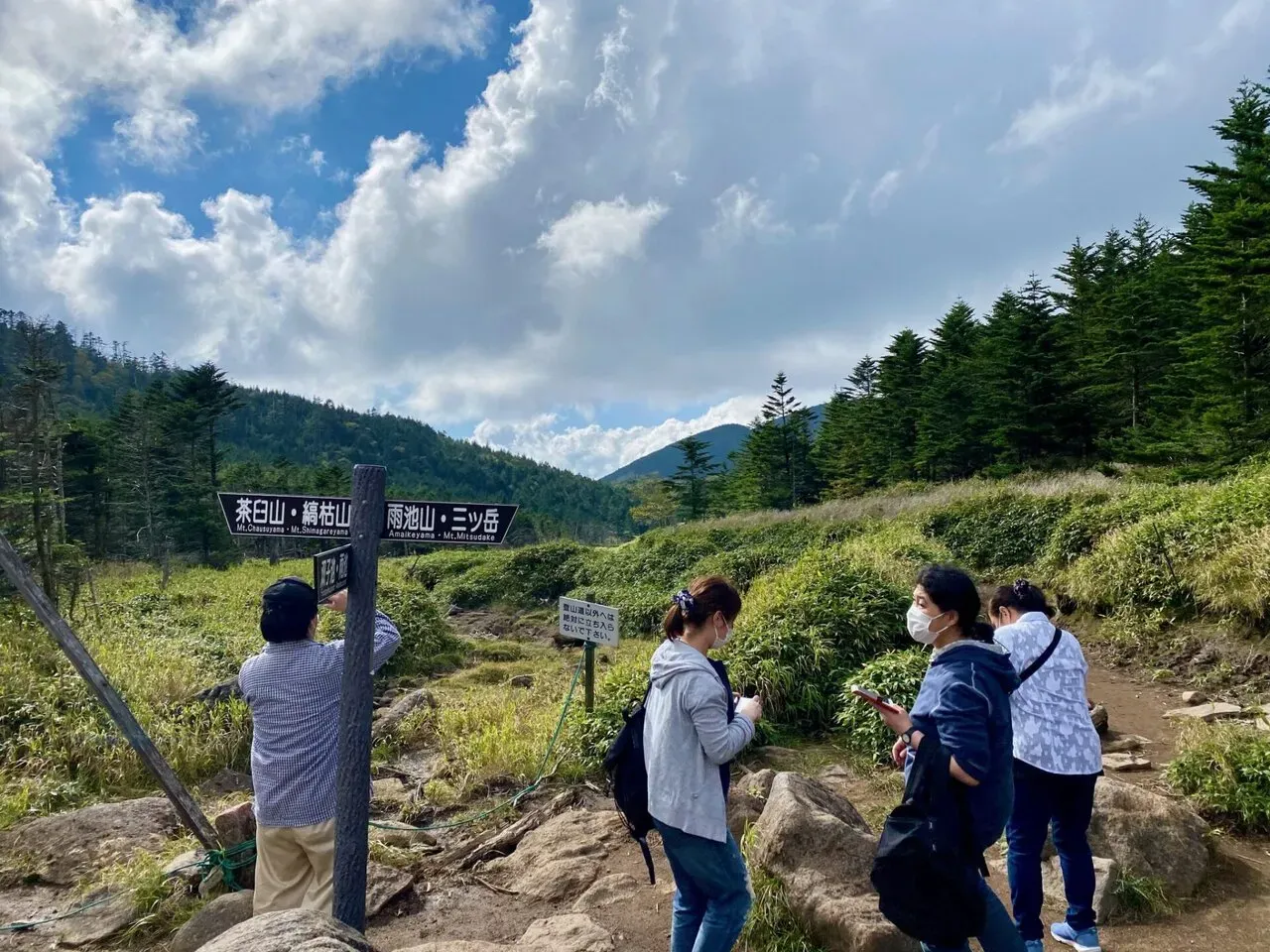 山小屋のほうに降りてきた。怪我人を脇目に素通りして行った人を全員追い越してきた。