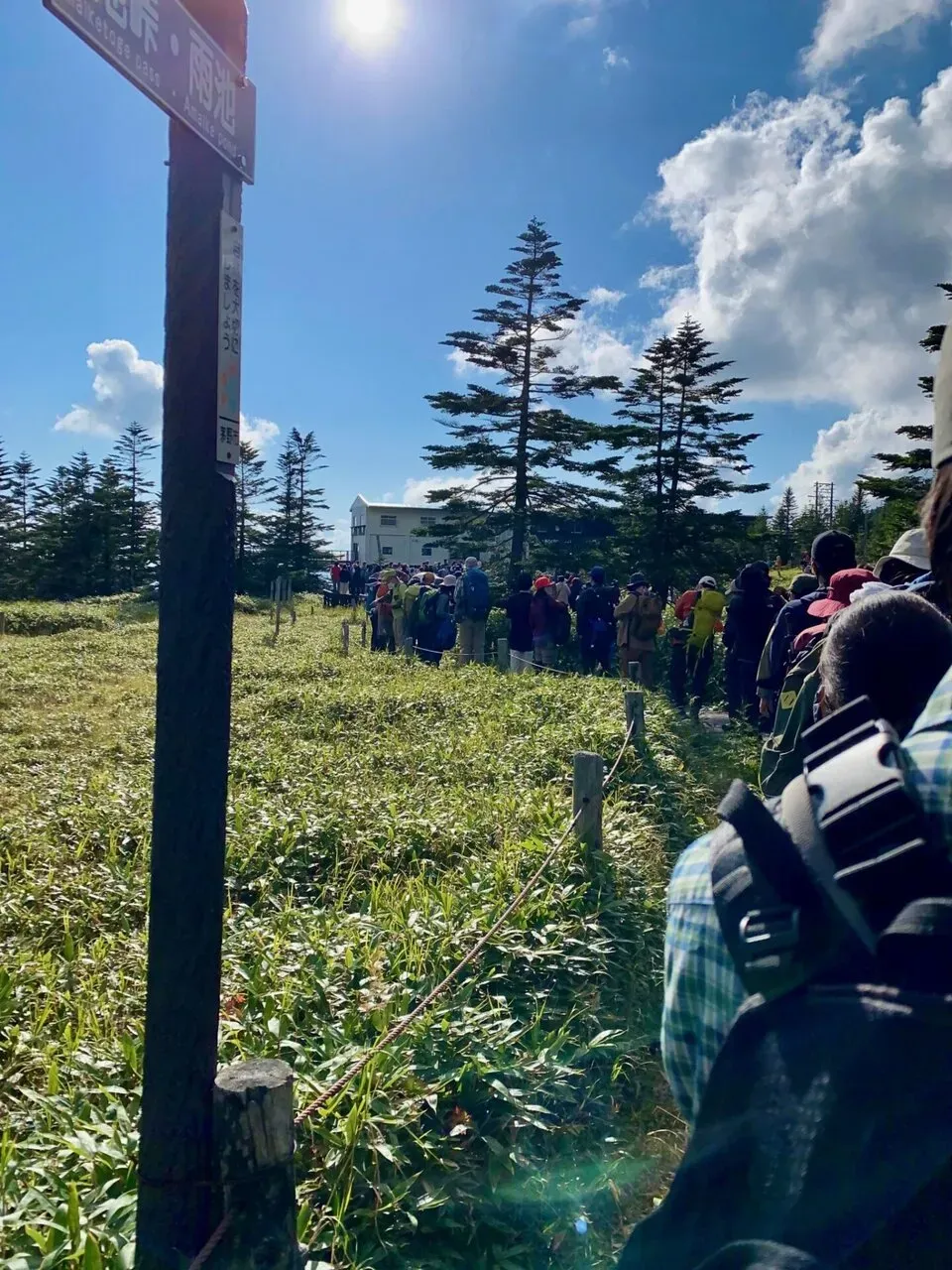 下りロープウェイは1時間待ち。下山道は1時間なのに。