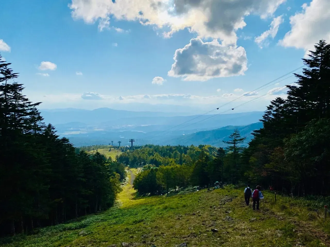 ゲレンデの脇を下ります。