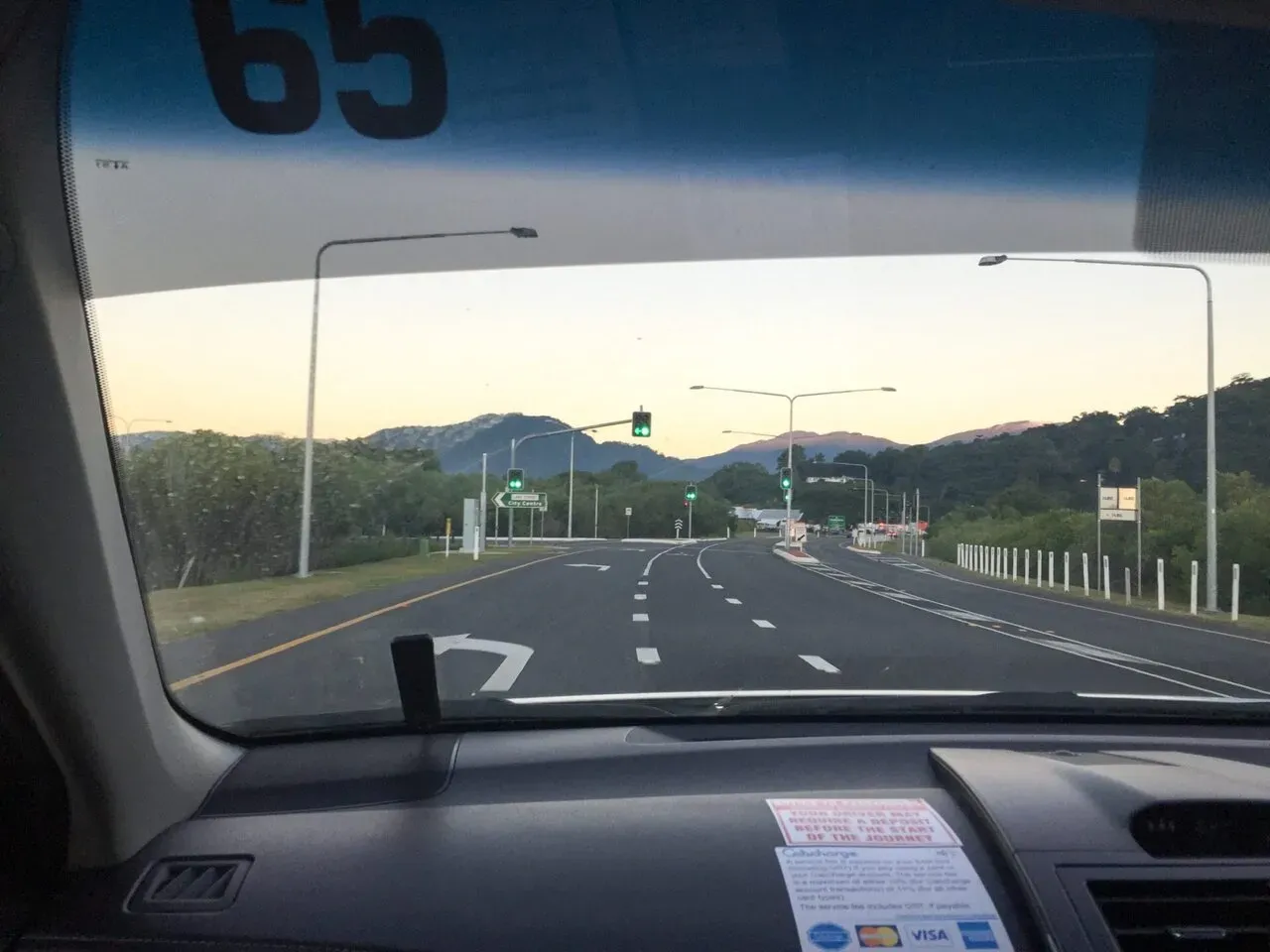 普通車のタクシーの後部座席にシーコンがギリギリ乗るので、普通車でホテルへ。