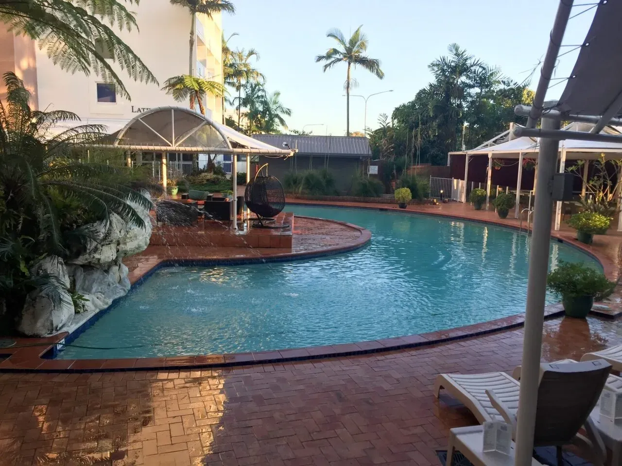 自転車だけホテルに預けて散歩。後に荷物が重いことを後悔。