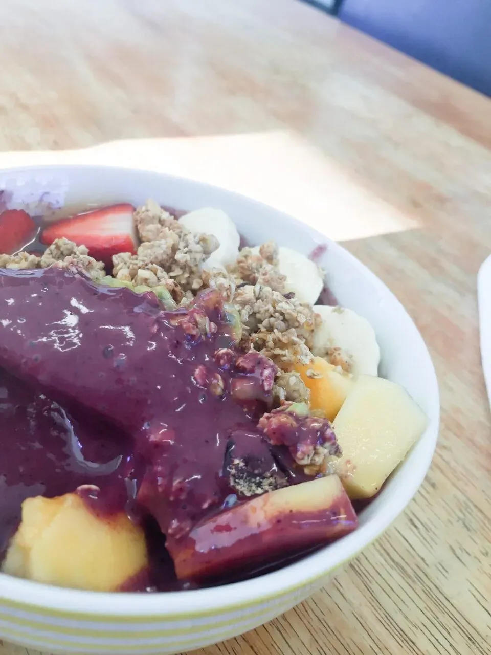 アサイボール。小さいと思ったら、巨大。アサイの量が半端ない！