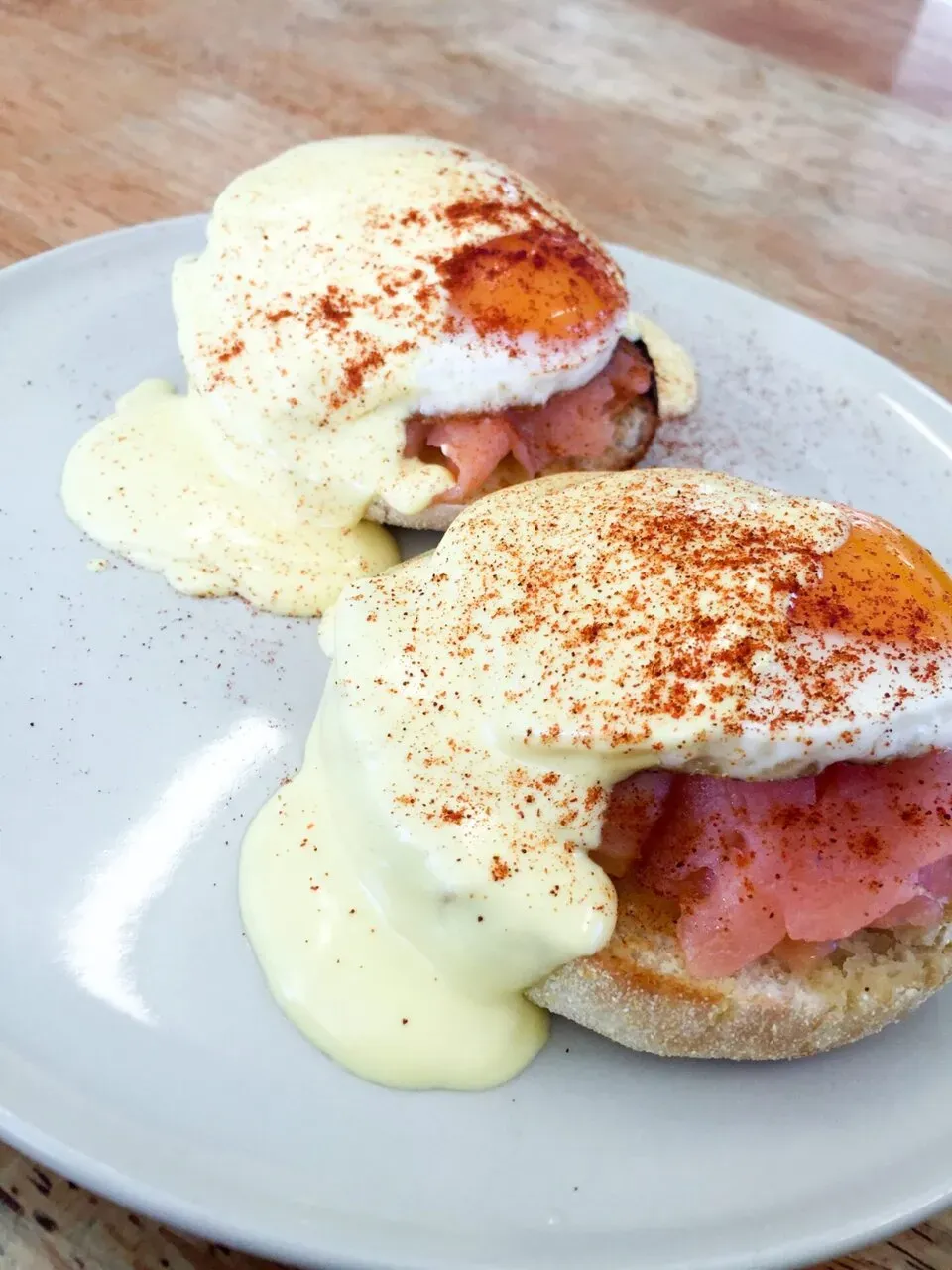 飛行機でがっつり食べたのに、たくさん朝ご飯食べた。エッグベネディクトもおいしい。