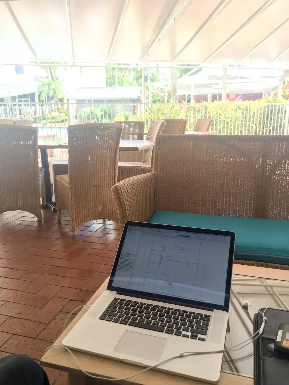 14時にならないと部屋が空かないから、ホテルのプールそばで3時間ほど仕事。。。。 PCの時計のタイムゾーンを設定していなかったため、いつのまにか説明会の時間を過ぎていることが発覚。。。。まぁいいや。