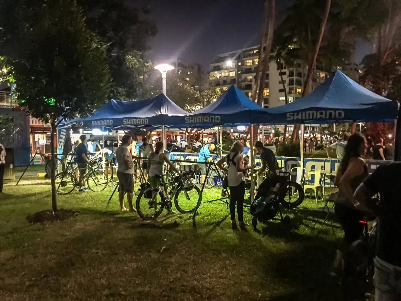 おおお。こんな遅くまでメカニックやってる。すばらしい。